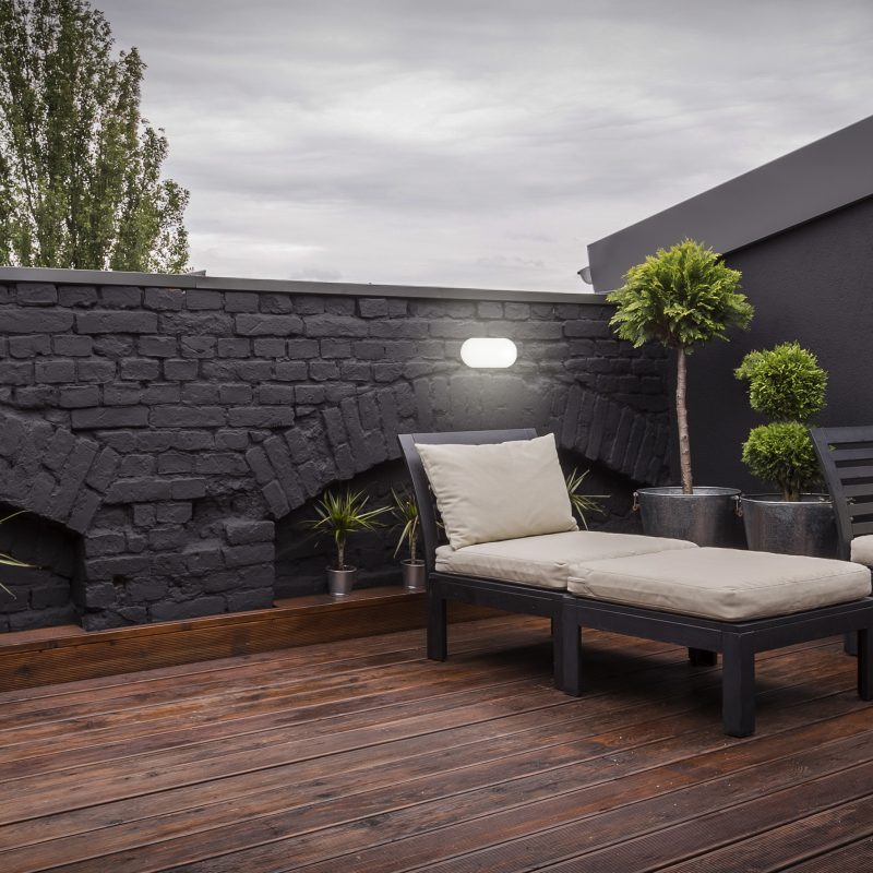 Imagen demostrativa del uso de nuestra luminaria NAUTILUS 12 para la iluminación exterior de una terraza o jardín