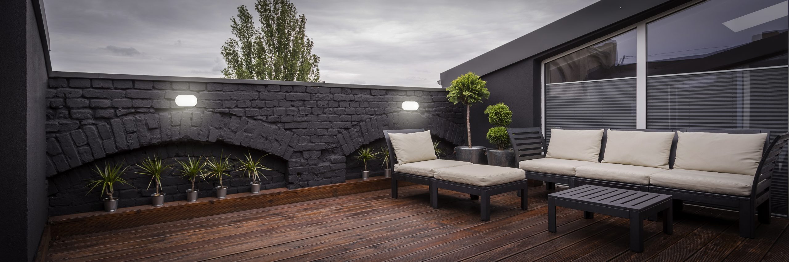 Cómo iluminar espacios exteriores: jardines, terrazas y patios